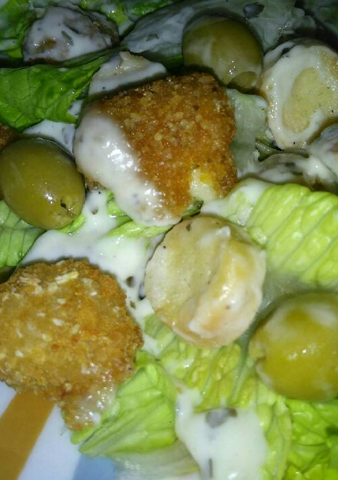 Una foto de Ensalada con pops de pollo y queso