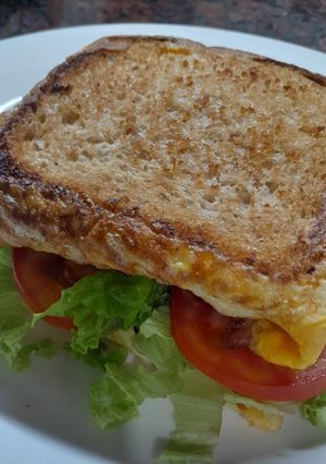 Una foto de Sándwich de huevo, tomate y lechuga 🍅🥬