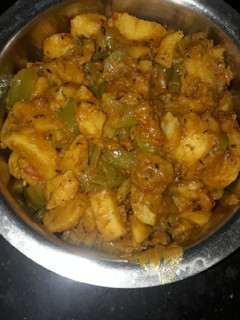 आलू शिमला मिर्च (Aloo Shimla Mirch Sabzi Recipe in Hindi) रेसिपी मुख्य फोटो