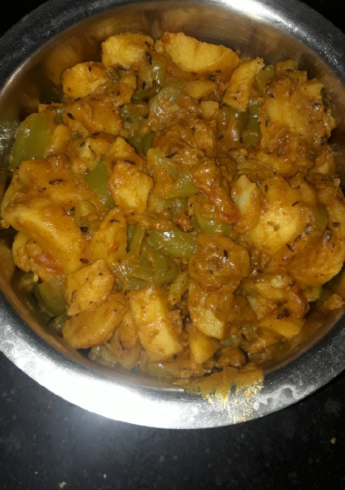 आलू शिमला मिर्च (Aloo Shimla Mirch Sabzi Recipe in Hindi) रेसिपी मुख्य फोटो