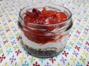 Una foto de yogurt con chia y fruta