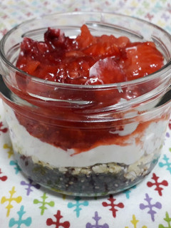 Una foto de Desayuno de chía, yogur, avena y fresas