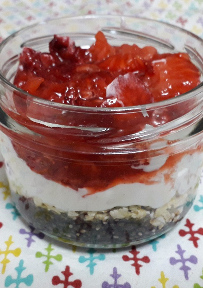 Una foto de Desayuno de chía, yogur, avena y fresas