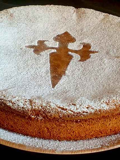 Una foto de Tarta de Santiago casera
