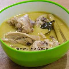 A picture of Opor Ayam Bumbu Kuning.