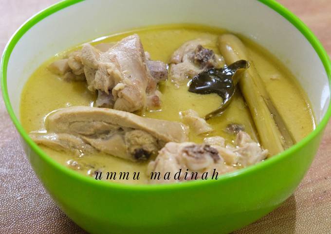 Opor Ayam Bumbu Kuning