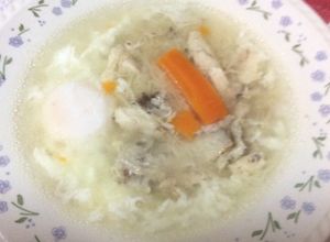 Una foto de Sopa de pollo para pasar el frío