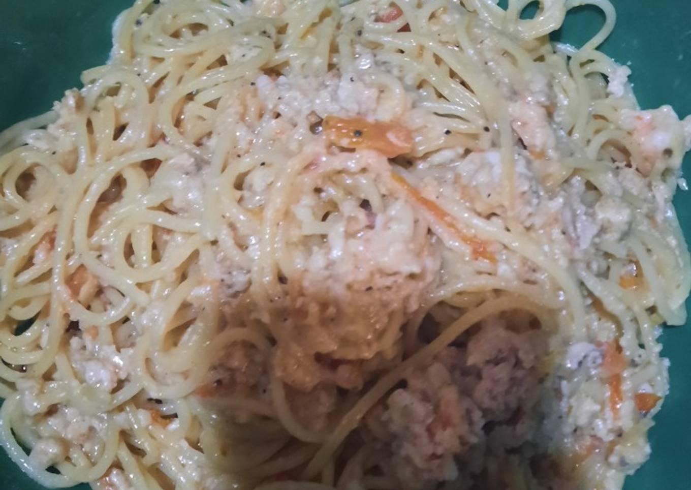 Spaghetti with black pepper and lemon