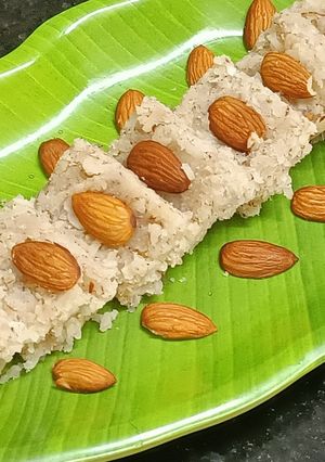 ओल्या नारळाची वडी (Olya Naralachi Vadi Recipe In Marathi) रेसिपी चे मुख्य फोटो 