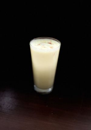 બદામ શેક (Badam Shake Recipe In Gujarati) રેસીપી મુખ્ય ફોટો