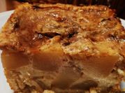 Una foto de tarta de pera y nuez