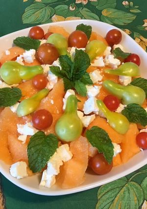 Une photo de Melon au deux tomates, feta et menthe