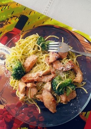 Una foto de Spaghetti verde con pollo
