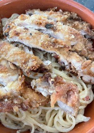 Una foto de Pasta con salsa bechamel y pollo empanizado 🍗🍝