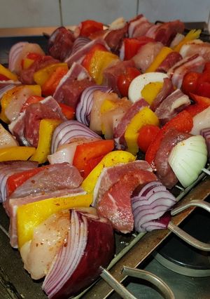Una foto de Brochetas mixtas de carne y pollo 😁