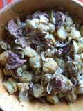 Salade de pommes de terre et oignons au saucisson de Lyon sauce moutarde