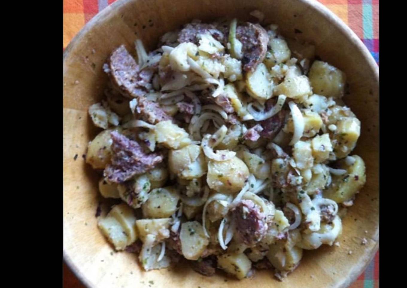 Salade de pommes de terre et oignons au saucisson de Lyon sauce moutarde