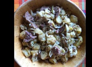 Une photo de Salade de pommes de terre et oignons au saucisson de Lyon sauce moutarde