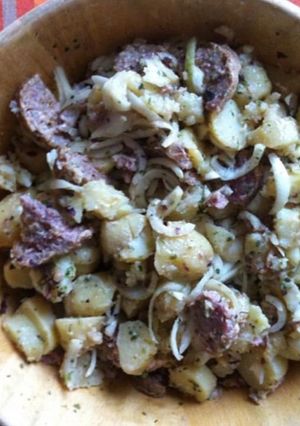 Une photo de Salade de pommes de terre et oignons au saucisson de Lyon sauce moutarde