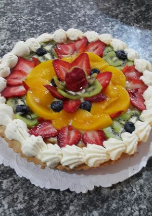 Una foto de Tarta frutal de frutillas arándanos duraznos y kiwi