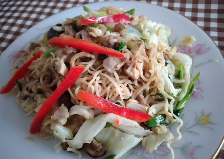 ผัดมาม่าหมูสับ