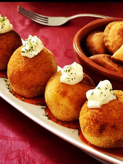 Una foto de Bombas de patata y carne picada