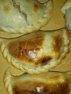 Una foto de Empanada de carne cortada a cuchillo