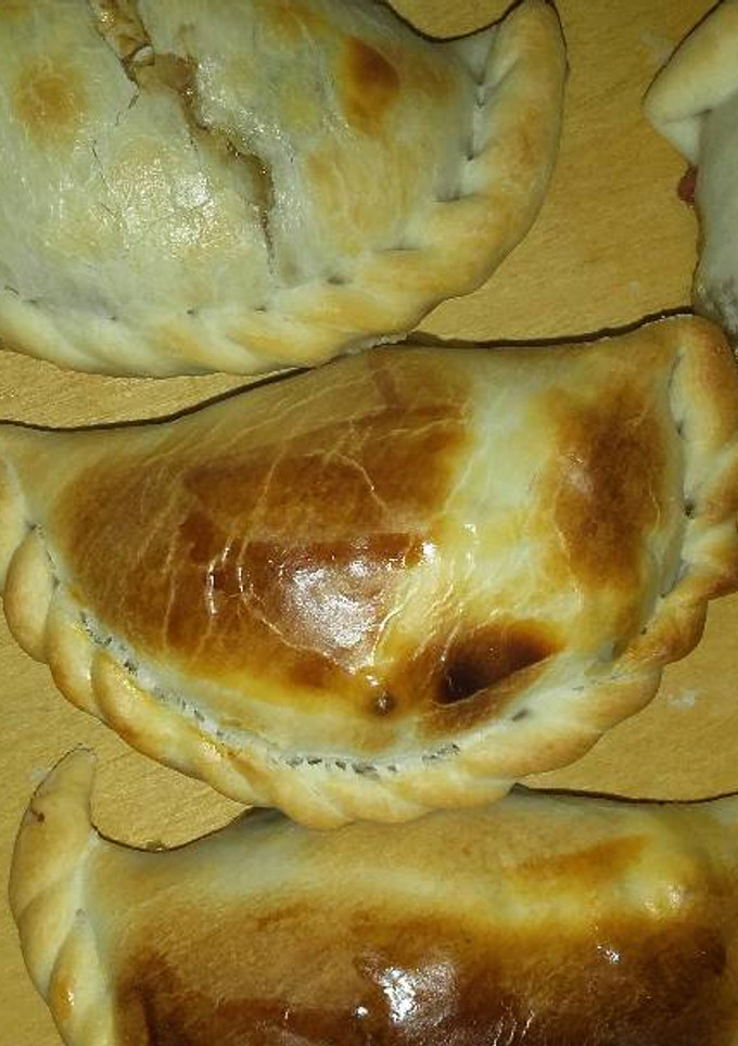 Una foto de Empanada de carne cortada a cuchillo