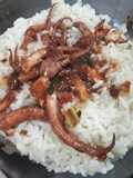 Tentáculos de calamar con arroz y salsa de aderezos