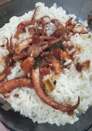 Una foto de Tentáculos de calamar con arroz y salsa de aderezos