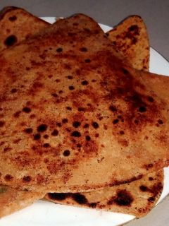 तिकोना मसाला पराठा(tikona masala paratha recipe in hindi) रेसिपी मुख्य फोटो