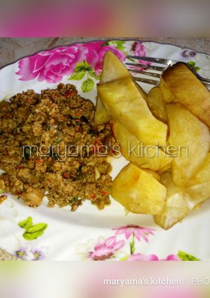 A picture of Sweet potatoe with egg sauce.