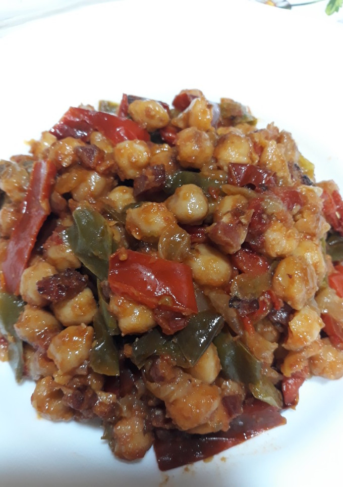 Una foto de Fritada de garbanzos con verduras y jamón
