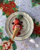 Bienvenidos a la Navidad🎄. Helado con macarrones y salsa de frutos rojos