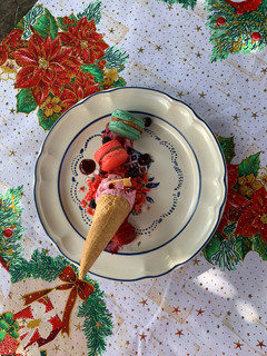 Una foto de Bienvenidos a la Navidad🎄. Helado con macarrones y salsa de frutos rojos