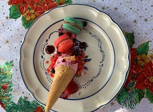 Una foto de Bienvenidos a la Navidad🎄. Helado con macarrones y salsa de frutos rojos