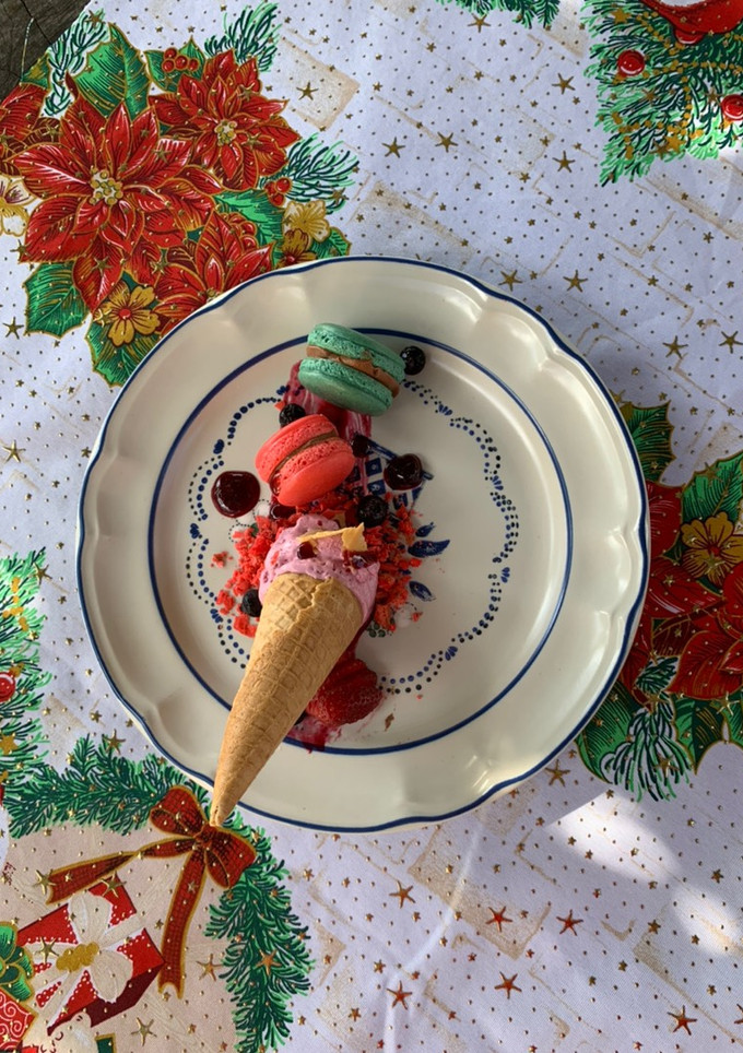 Una foto de Bienvenidos a la Navidad🎄. Helado con macarrones y salsa de frutos rojos