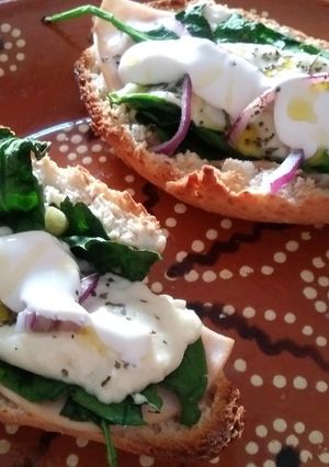Una foto de Molletes con espinaca 🍃🍃