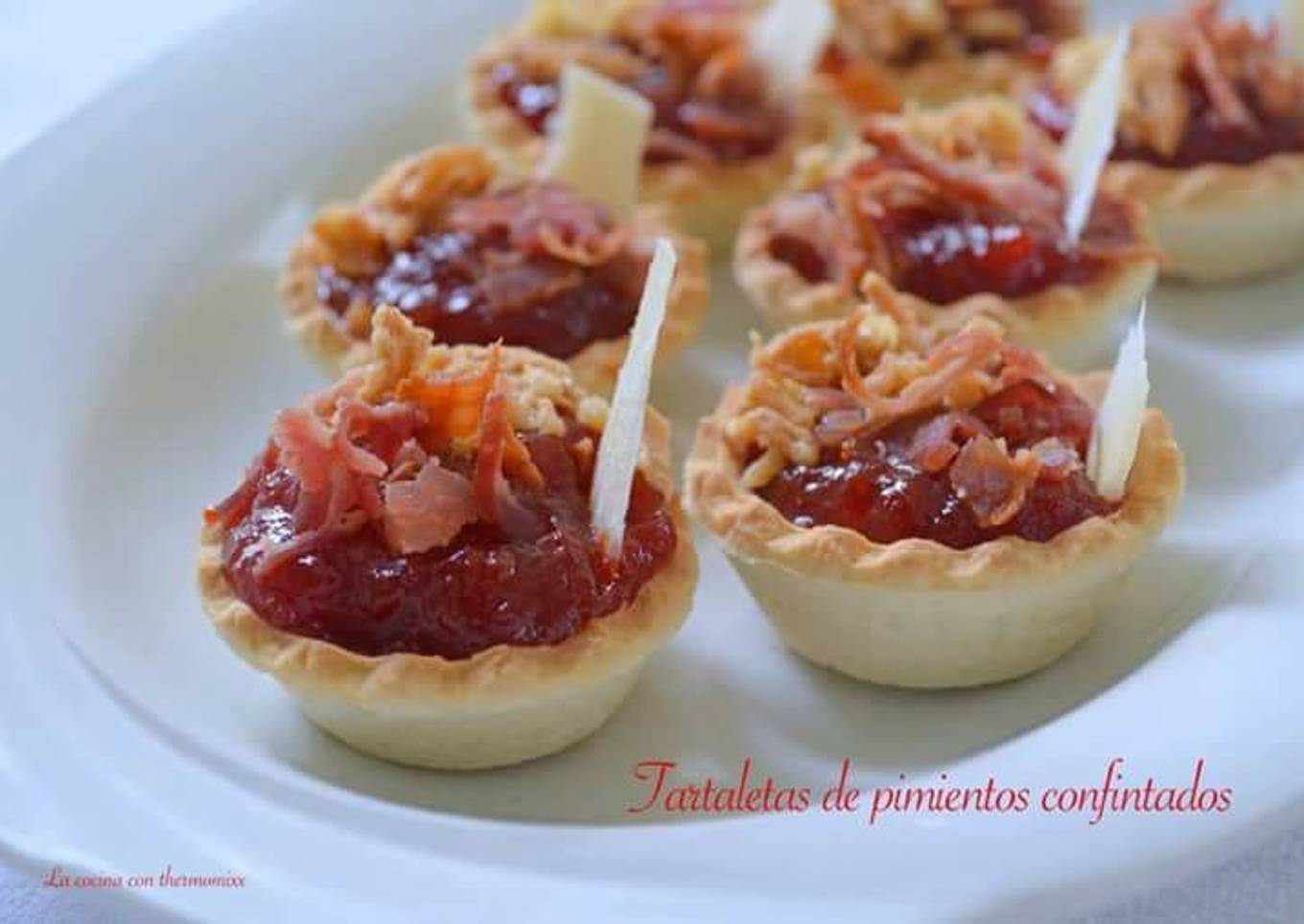 Tartaletas de pimientos confitados con crujiente de beicon, cebolla frita y parmesano