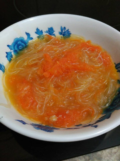 Una foto de Sopa de zanahoria y fideos chinos