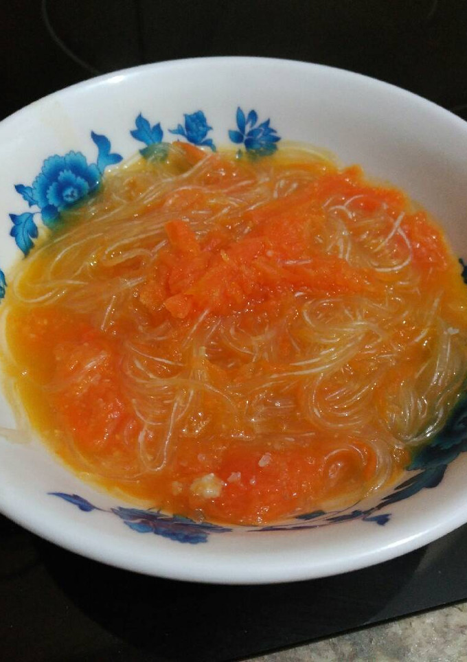 Una foto de Sopa de zanahoria y fideos chinos
