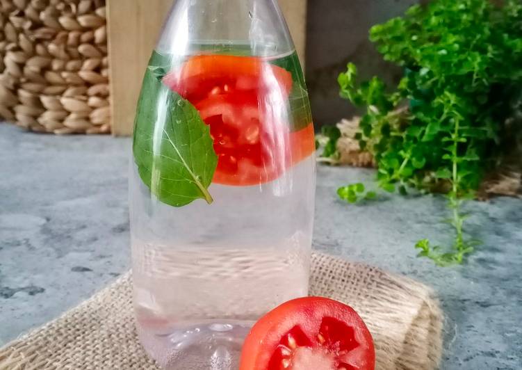Infused water tomat dan daun mint