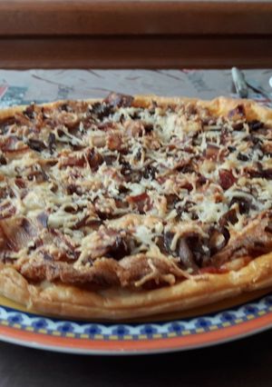 Una foto de Hojaldre con calabacín pizza