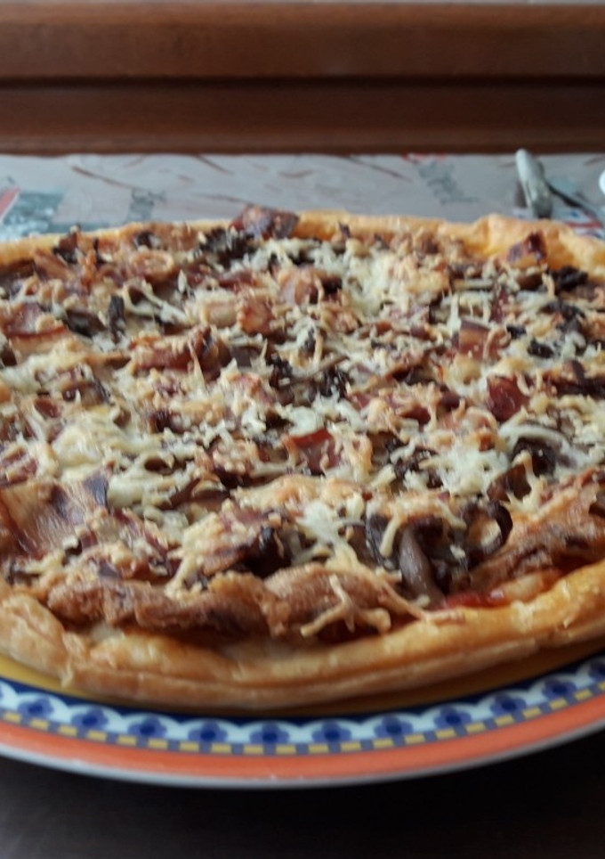 Una foto de Hojaldre con calabacín pizza