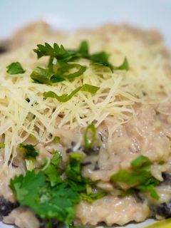 Una foto de Risotto al fungui con crema de leche con un toque de Merkén 🇨🇱
