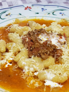Una foto de Ñoquis de Calabaza y cúrcuma con salsa mixta