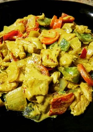 Una foto de Pollo al curry con cúrcuma y ají chileno