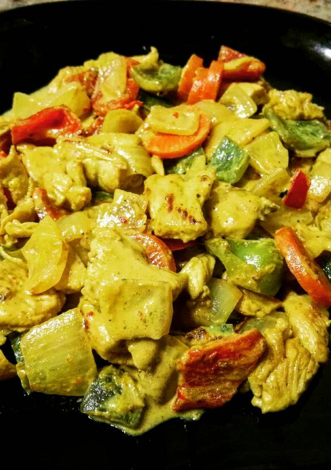 Una foto de Pollo al curry con cúrcuma y ají chileno