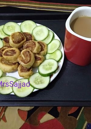 A picture of Pin Wheel Samosa bites with tea.