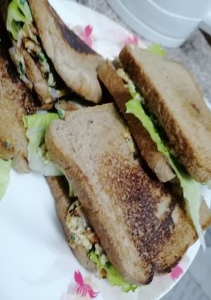 A picture of Omelette sandwich.